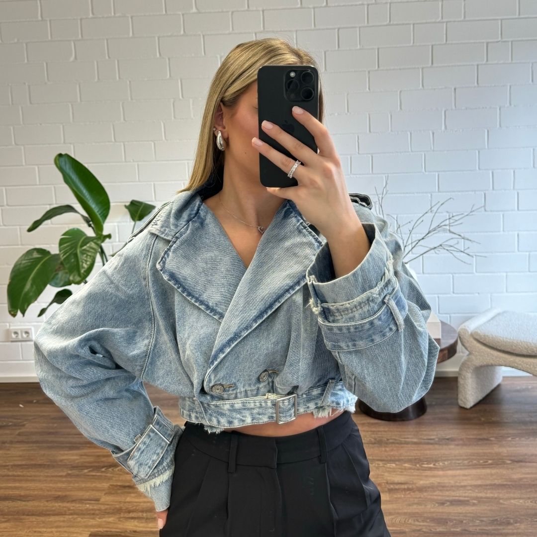 Jeansjacke im Crop-Schnitt - JEWELINA