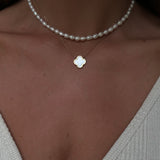 Pearlescent White Clover Halskette - JEWELINA